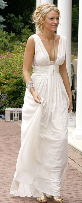 Serena Vanderwoodsen a role by Blake Lively looks like a Greek goddess in
